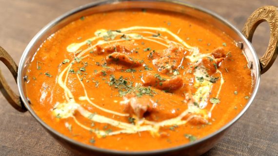 Volaille à l’os , grillée au Tandoor, servie dans une sauc aux tomates et gingembre, parsemée de coriandre fraîche